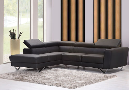 In einem geräumigen Wohnzimmer steht ein eleganten schwarzes Ledersofa, im Hintergrund sind hochwertige Braune Akustikpaneele an den Wänden montiert.